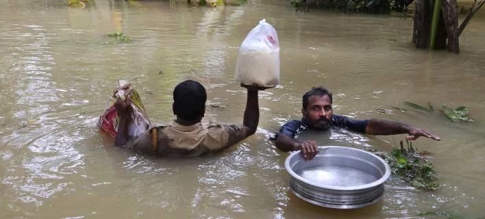 Ινδία: Στους 370 οι νεκροί από τις πλημμύρες-700.000 άνθρωποι σε καταφύγια